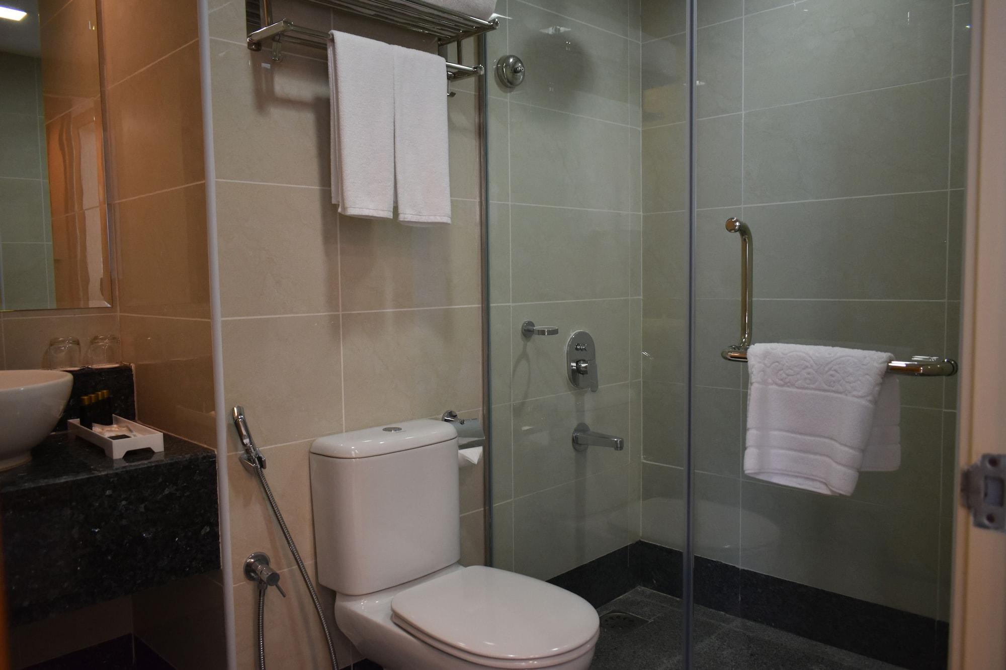 Tenera Hotel 방이 외부 사진 Bathroom with shower enclosure