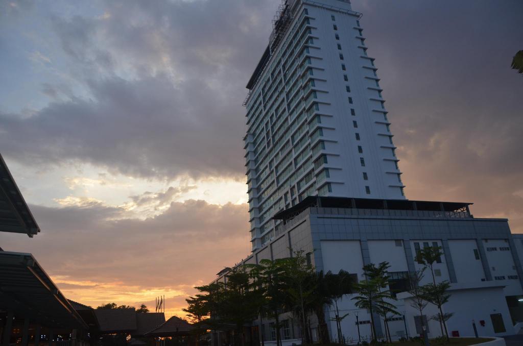 Tenera Hotel 방이 외부 사진 The 10-storey tower of the hospital