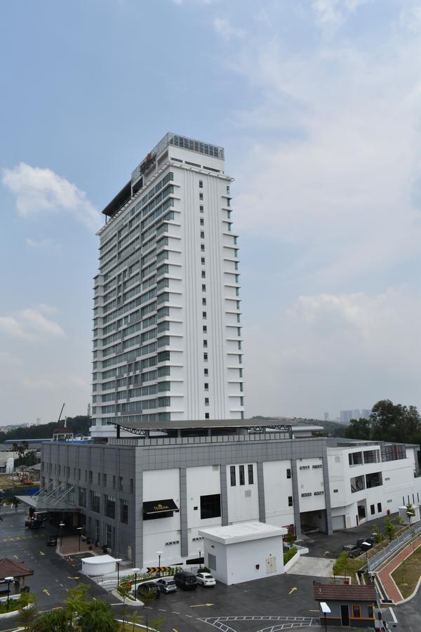Tenera Hotel 방이 외부 사진 The 10-storey tower of the hospital